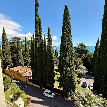 Host4u - Relais Alba Beautiful Loft In Gardone Riviera, Of Garda Daire *